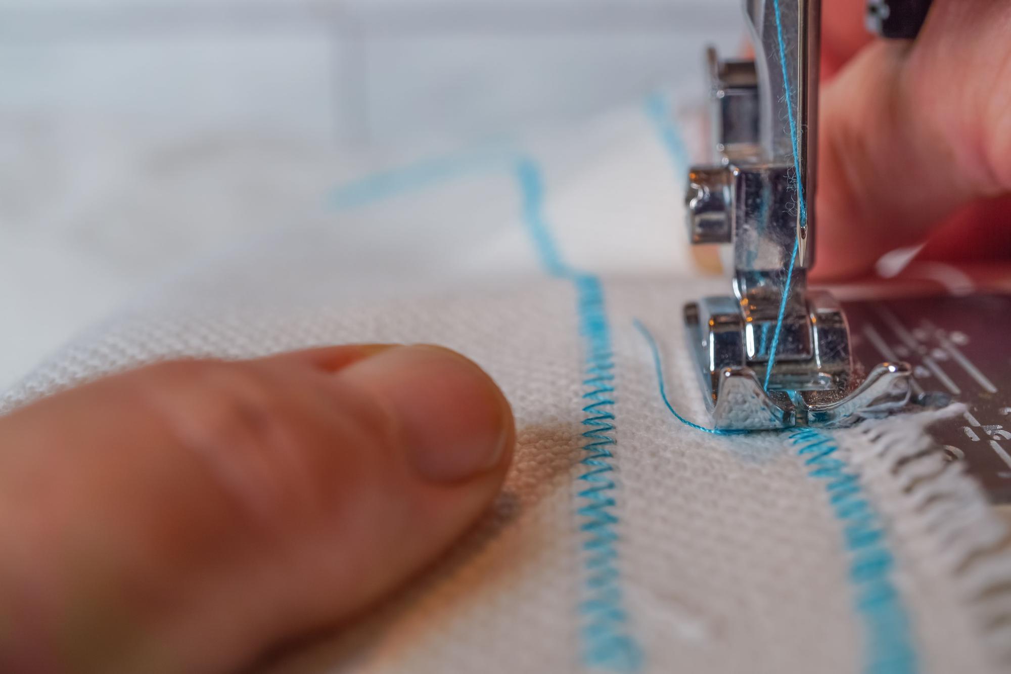 detal haftu na tkaninie, zbliżenie technologiczne